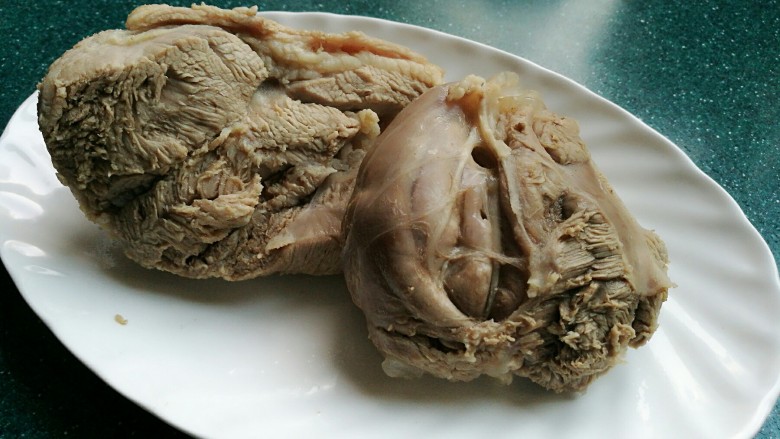 白切羊肉,煮好的羊肉不要泡在汤里面,捞出来放到冰箱里冷藏,让羊肉变得紧实,切的时候不宜碎能成型。