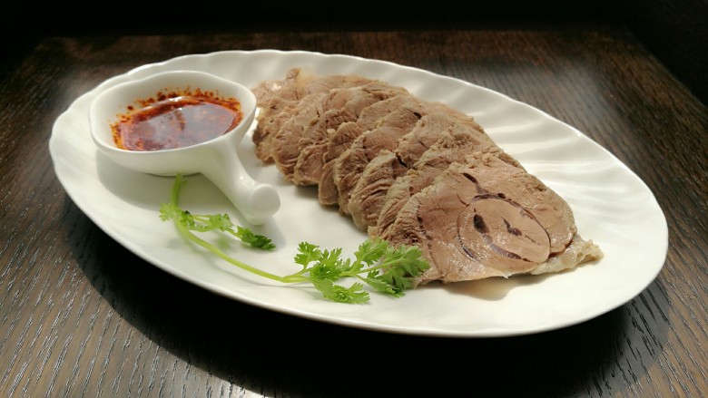白切羊肉,切好的羊肉可以蘸蒜泥、孜然,辣酱都可以。