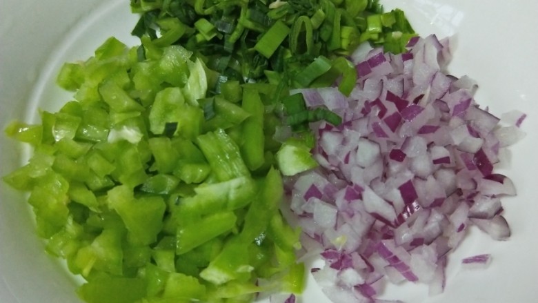 松软馒头烙饼,青椒,洋葱,蒜苗切碎备用
