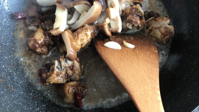 下饭黄焖鸡,放入香菇跟水