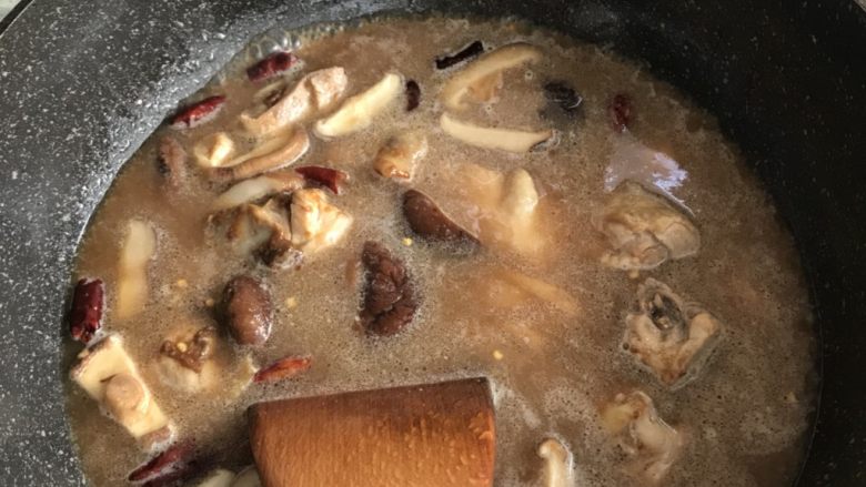 下饭黄焖鸡,水刚好抹过鸡腿肉大火烧开盖上锅盖转小火焖20分钟左右