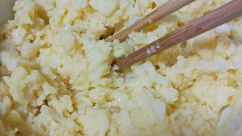 松软馒头烙饼,搅拌馒头碎,有点干可再加少量的水,把馒头搅成不干不稀的糊状