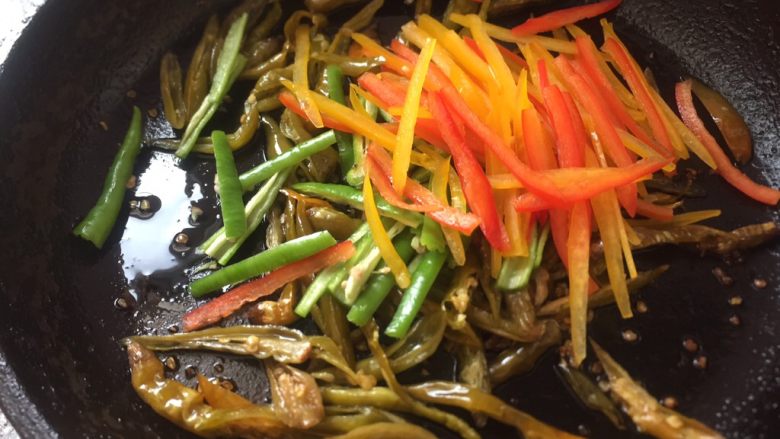 泡椒牛肉丝,加红,黄椒。
