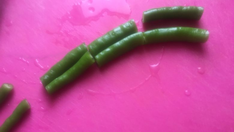 泡椒牛肉丝,切成丝放在锅里。