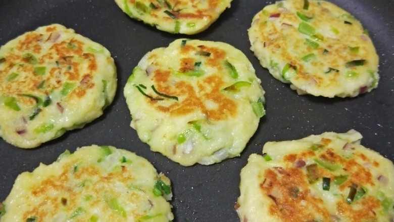 松软馒头烙饼,烙焦黄后翻面,等到另一面也烙得焦黄就可以出锅了