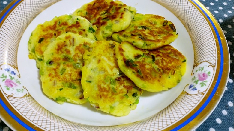 松软馒头烙饼,焦香松软的馒头烙饼香喷喷的