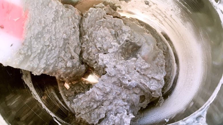 小魔鬼泡芙,凉至不烫手时,分次加入全蛋液,搅拌均匀