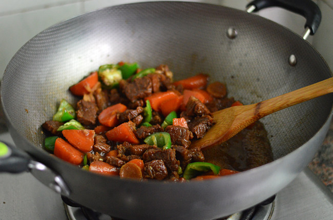 胡萝卜烧牛腩,最后放入青椒,调入盐和<a style='color:red;display:inline-block;' href='/shicai/ 3729'>白糖</a>,并大火翻炒收汁至浓稠即可