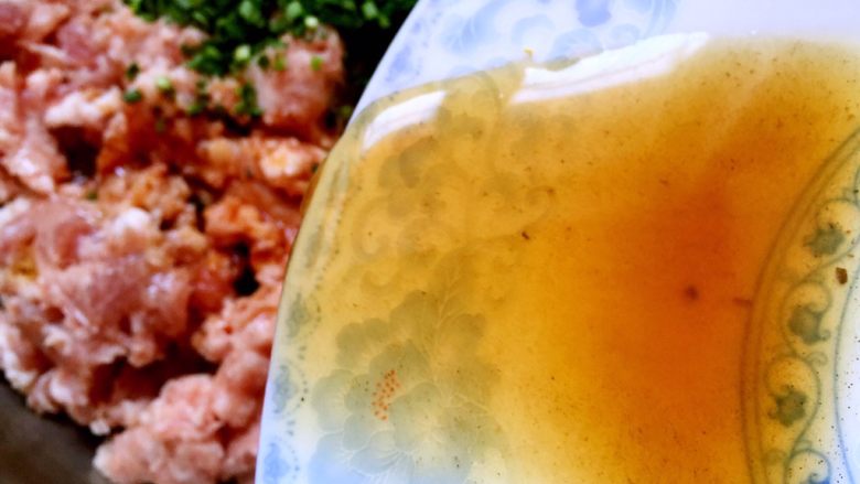 彩色水饺(猪肉蒜苗馅),倒入花椒水顺一个方向搅拌上劲