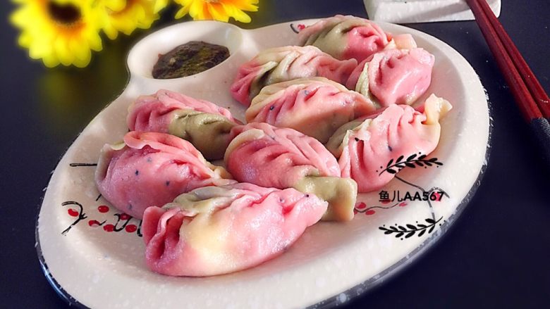 彩色水饺(猪肉蒜苗馅),煮熟蘸蒜泥酱汁食用