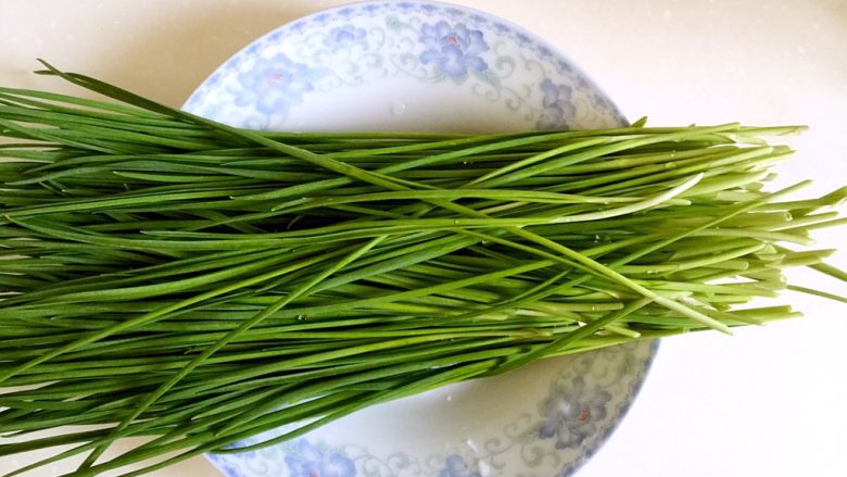 彩色水饺(猪肉蒜苗馅),蒜苗洗净