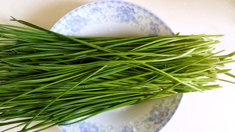 彩色水饺（猪肉蒜苗馅）,蒜苗洗净