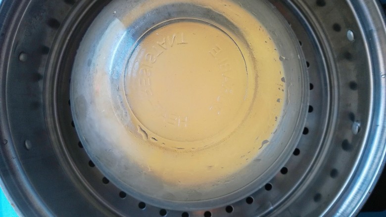 #早餐#杏仁牛奶炖蛋,起锅煮水,水开转中小火,偏向小火,牛奶蛋液入锅加盖蒸15-20分钟熟透为止