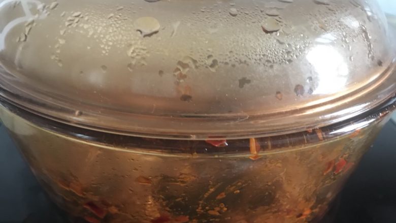 南瓜烧鸡腿焖饭,盖盖焖1、2分钟,让鸡腿更加入味。