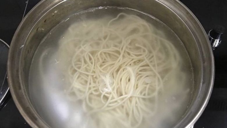 咸菜黄鱼面,在另一口锅里煮面,把面捞熟