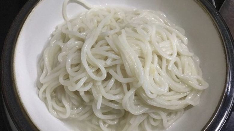 咸菜黄鱼面,放进碗里,倒入炖好的鱼汤,放上煮好的鱼肉