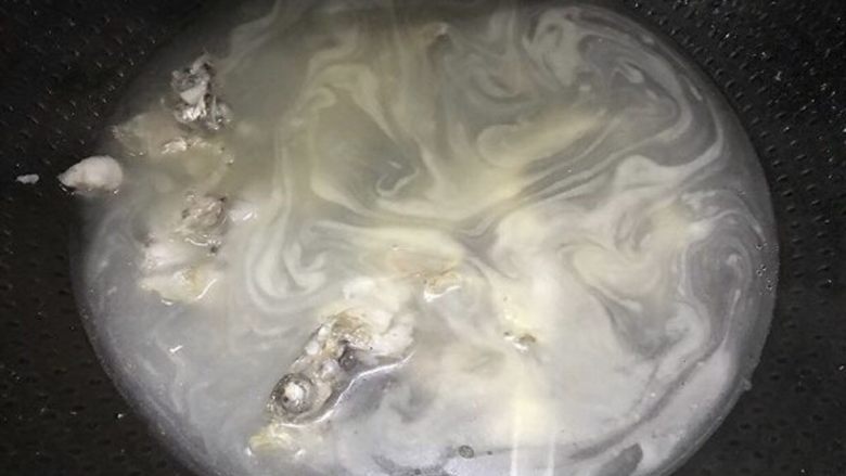 咸菜黄鱼面,熬到汤汁变白,把鱼骨捞出丢弃