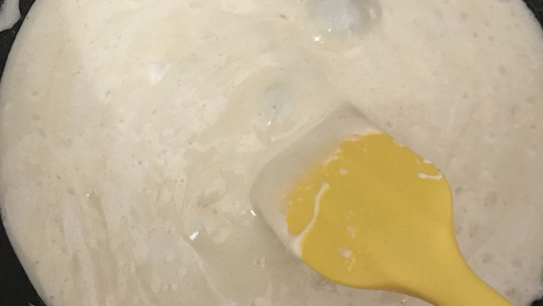 蔓越莓花生牛轧糖,倒入棉花糖,不断搅拌,防止棉花糖焦了。