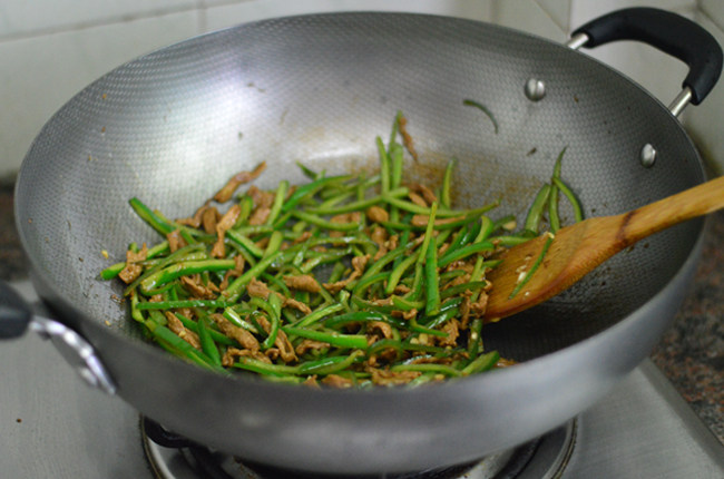 青椒肉丝,炒至青椒断生后加入蒜蓉拌炒一下,出锅前调入少许盐即可