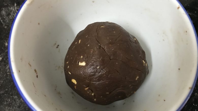 坚果可可小酥饼,再揉均匀,静置15分钟,夏天的话放入冰箱冷藏半小时(今天也许是广州今年最冷的一天了吧?此处哆嗦个不停😂我就免放冰箱)