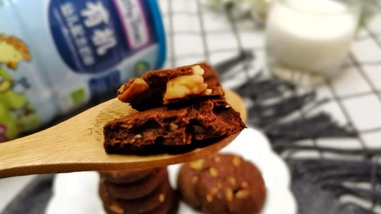 坚果可可小酥饼,咬一口,酥酥的口感,浓浓的香味!
拍照期间,小二一直在问,妈妈,拍好了没?好香呀,我能尝尝了吗?😂
好吧,这块先让小二尝味啦!😄口水湿了一地的样子!