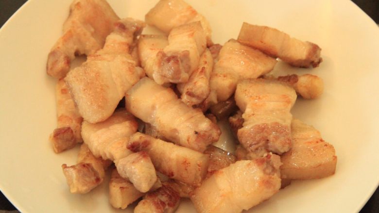 梅干菜烧五花肉,把煎好的肉盛出,油留在锅里
