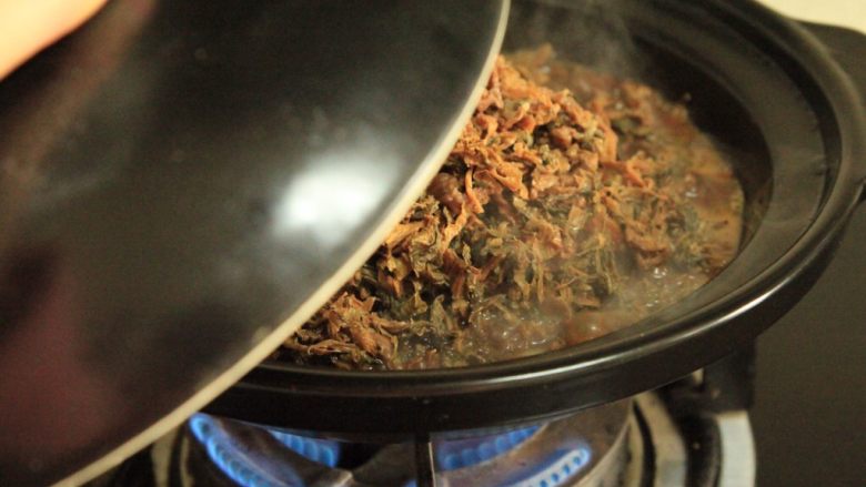 梅干菜烧五花肉,大火煮开,盖盖小火炖煮30分钟
注意水分是否足够
期间翻拌一下避免粘锅