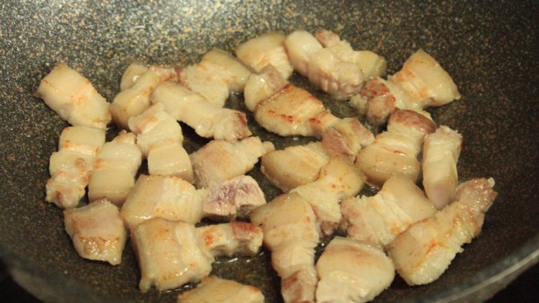 梅干菜烧五花肉,一面煎好,带点金黄焦焦的,就煎另外一面,油也慢慢出来了