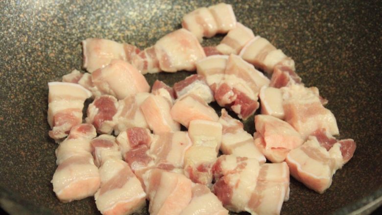 梅干菜烧五花肉,热锅直接下肉,不用加油,中火将肉满满煎出油,这样吃肉的时候不会腻