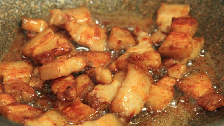 梅干菜烧五花肉,倒入煎好的肉,翻炒上色