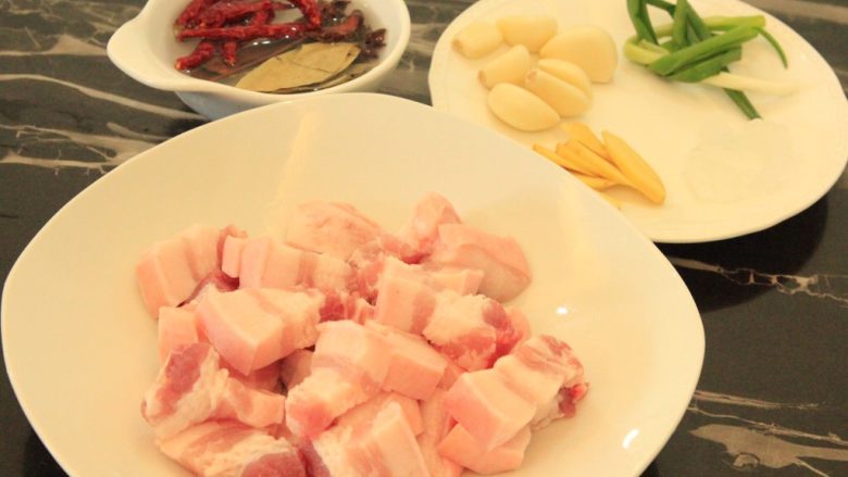 梅干菜烧五花肉,材料准备好了,记得大料和干辣椒用清水洗净下上面的灰尘哦