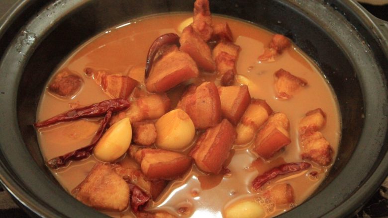 梅干菜烧五花肉,转至砂锅中
也可以继续炒锅里面炖煮哈,这个时候汤汁还有挺多的