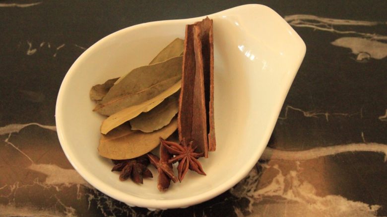 梅干菜烧五花肉,两片桂皮,2-3个八角,4-5片香叶