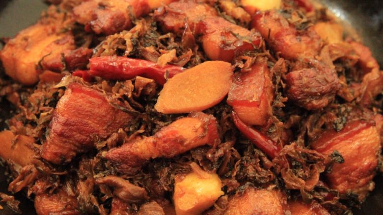 梅干菜烧五花肉,煎过炖好的五花肉,肥瘦相间,软烂不腻,梅干菜也都充分吸收了五花肉的汤汁,绝佳的下饭菜