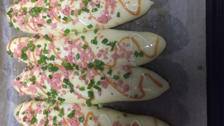 香葱肉松芝士面包,撒上火腿碎和葱花