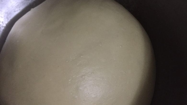 香葱肉松芝士面包,放入温暖湿润的地方发酵至两倍大，将发好的面团取出排气，平均分成8个，然后擀成椭圆形，包入<a style='color:red;display:inline-block;' href='/shicai/ 432'>肉松</a>火腿<a style='color:red;display:inline-block;' href='/shicai/ 62159'>芝士片</a>，放入温暖湿润的地方发酵至二倍大