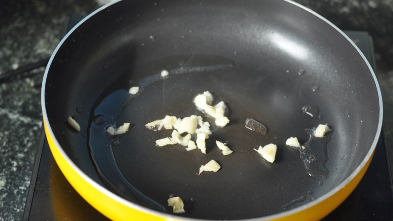 萝卜干炒毛豆米,炒锅放油,爆香蒜末