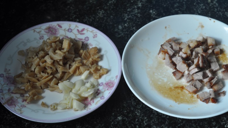 萝卜干炒毛豆米,<a style='color:red;display:inline-block;' href='/shicai/ 754'>萝卜干</a>泡洗干净,切丁,叉烧切小丁