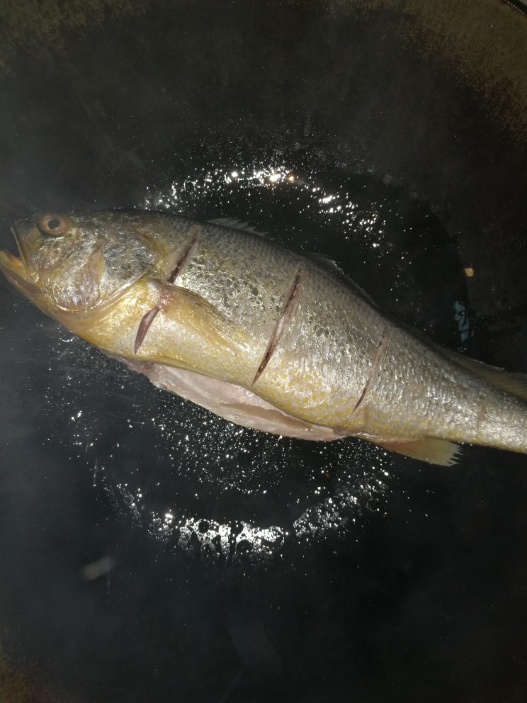 红烧黄花鱼,锅烧热后放油,将黄花鱼放里面煎,最好用不沾锅煎