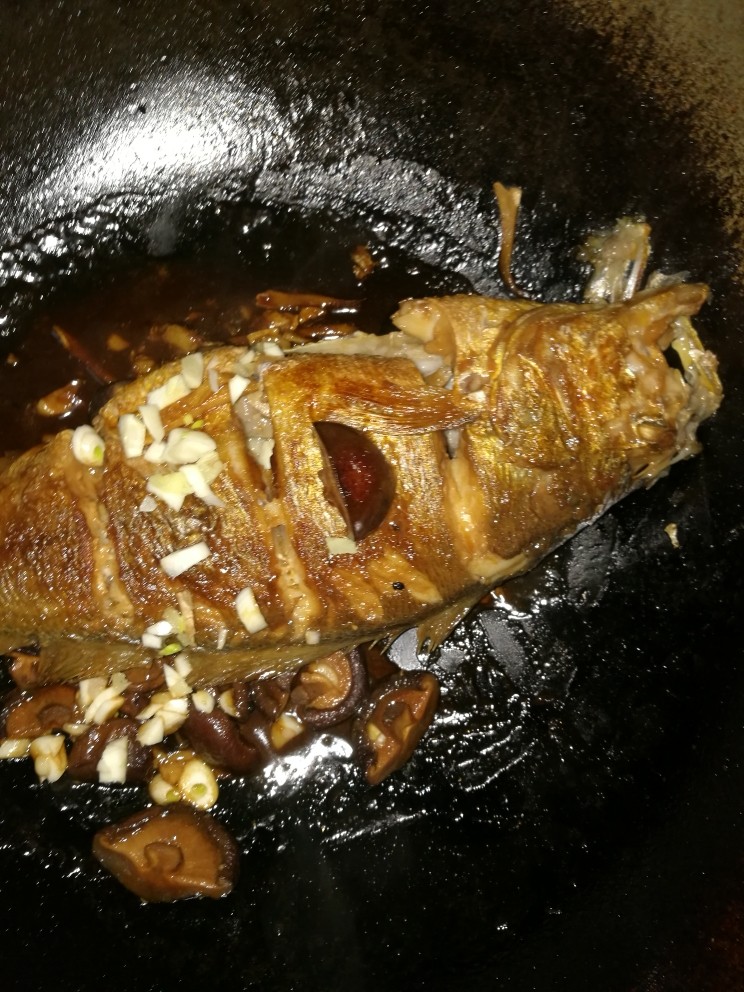红烧黄花鱼,收汁后放香葱,汁水剩一点点时就得盛出否则容易糊锅