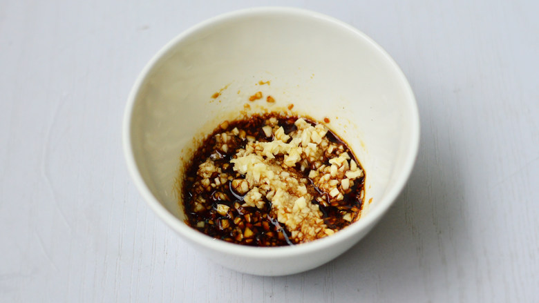 蒜蓉粉丝蒸鲍鱼,加入蒜蓉,拌成酱汁