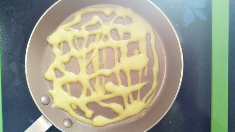 迷你墨西哥蛋卷,锅热好,随意用画圈的方式挤出花纹,变成网状即可