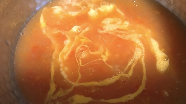 超细腻的西红柿鸡蛋汤,加入鸡蛋、少许盐、耗油,大火煮开,关火。