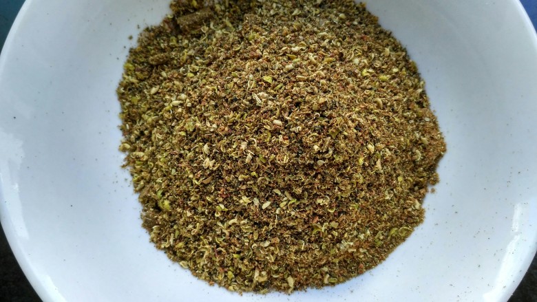 麻辣底料,把麻椒,花椒,小茴香,<a style='color:red;display:inline-block;' href='/shicai/ 741'>香叶</a>,桂皮,丁香放入料理机打碎