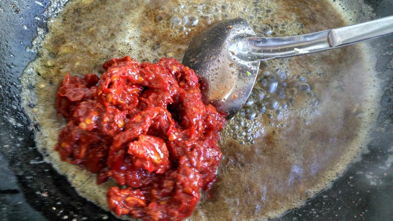 麻辣底料,接着把<a style='color:red;display:inline-block;' href='/shicai/ 705'>豆瓣酱</a>放入,炒出红油