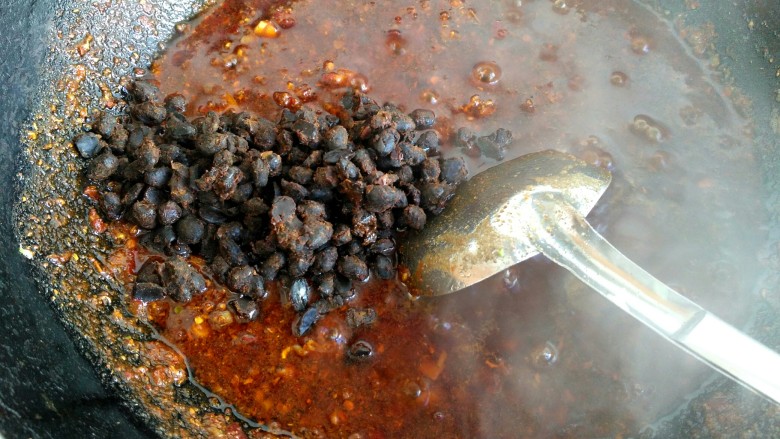 麻辣底料,炒出红油后,把<a style='color:red;display:inline-block;' href='/shicai/ 694'>豆豉</a>放入翻炒几下