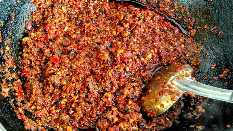 麻辣底料,辣椒炒出香味,倒入高度白酒(防腐,提味),再加一大勺盐翻炒均匀,也可以放半勺鸡精或<a style='color:red;display:inline-block;' href='/shicai/ 717'>味精</a>增鲜。 麻辣底料就炒好了,趁热盛放起来,凉了会凝固一起的,吃的时候挖一勺,我经常用来做麻辣烫,很麻,很辣~