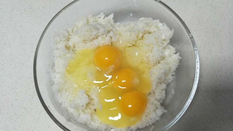 黄金蛋炒饭,加入三个<a style='color:red;display:inline-block;' href='/shicai/ 9'>鸡蛋</a>