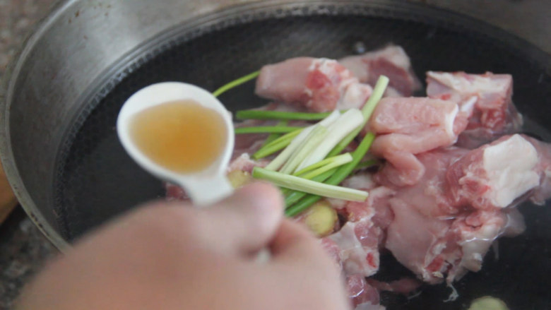 糖醋排骨的做法,先把排 骨下入锅中,加水、姜片、小葱段、一勺料酒大火烧开煮出血末