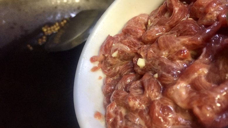 绝代双椒牛肉丝,放入步骤6的牛肉